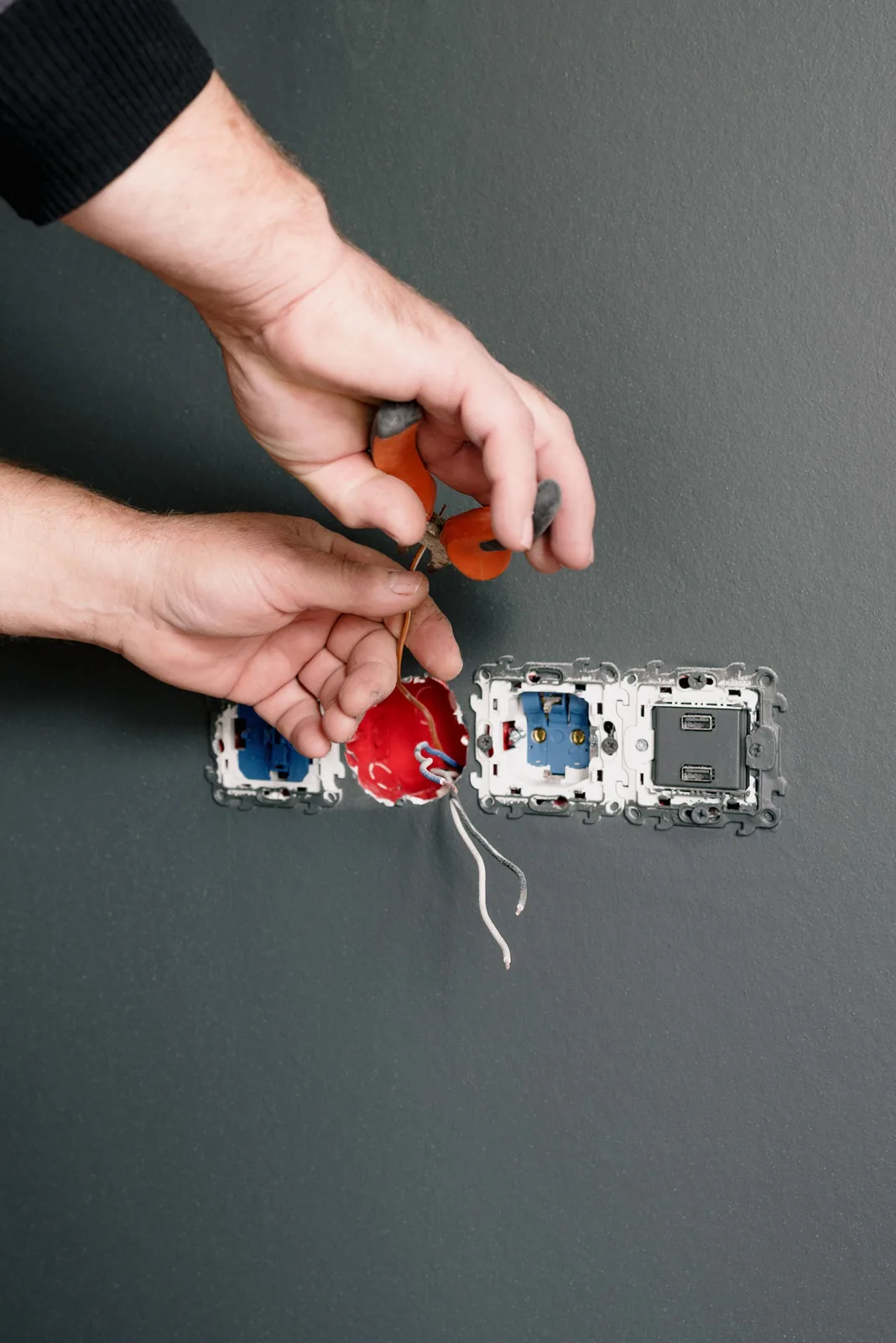 Stripping conductors at an outlet box, for outlet installation in Surrey