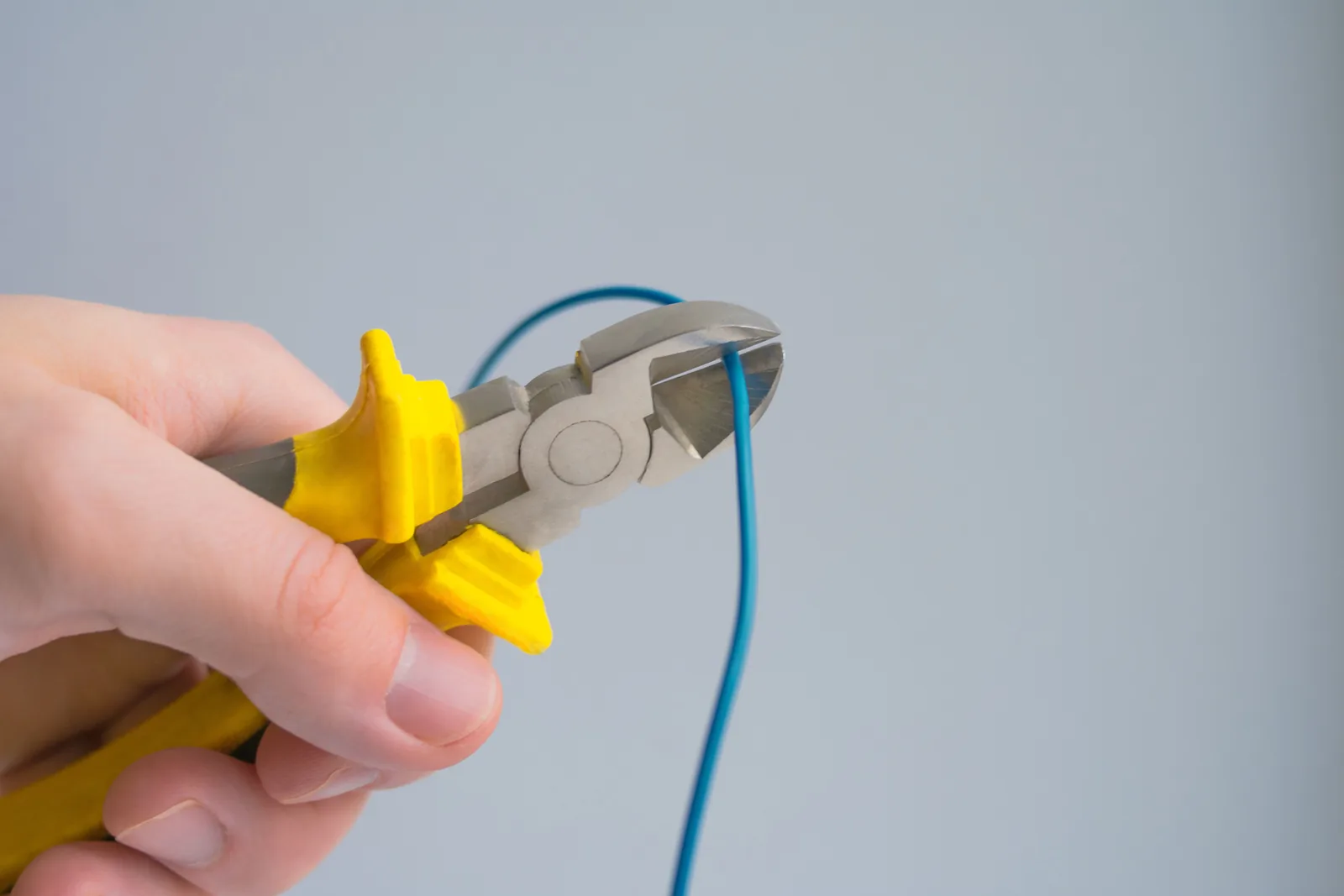 Cutting a conductor to length, for outlet installation in Surrey